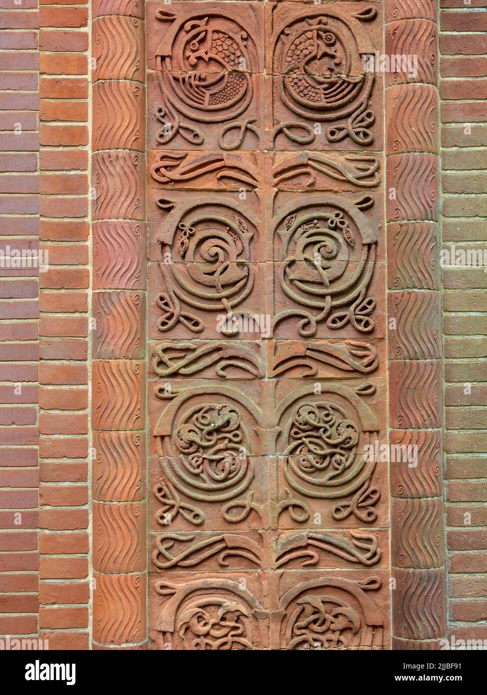 Detalle arquitectónico en el estilo Arts and Crafts, de la Watts Chapel, Compton, cerca de Guildford, Surrey, Reino Unido Foto de stock