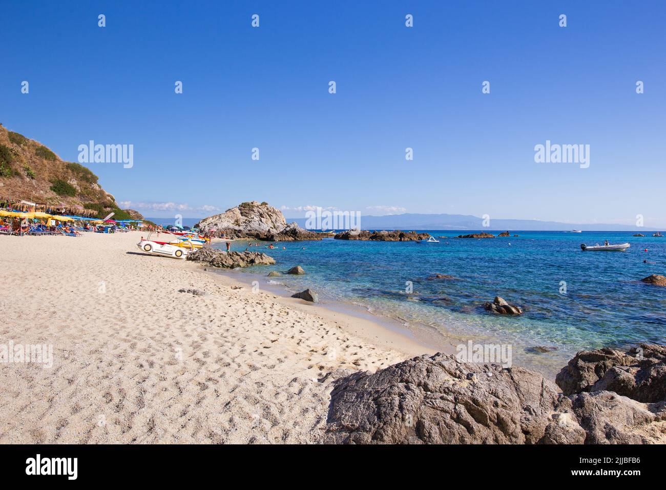 Playa rocosa y arenosa en Capo Vaticano, Calabria, Italia Foto de stock