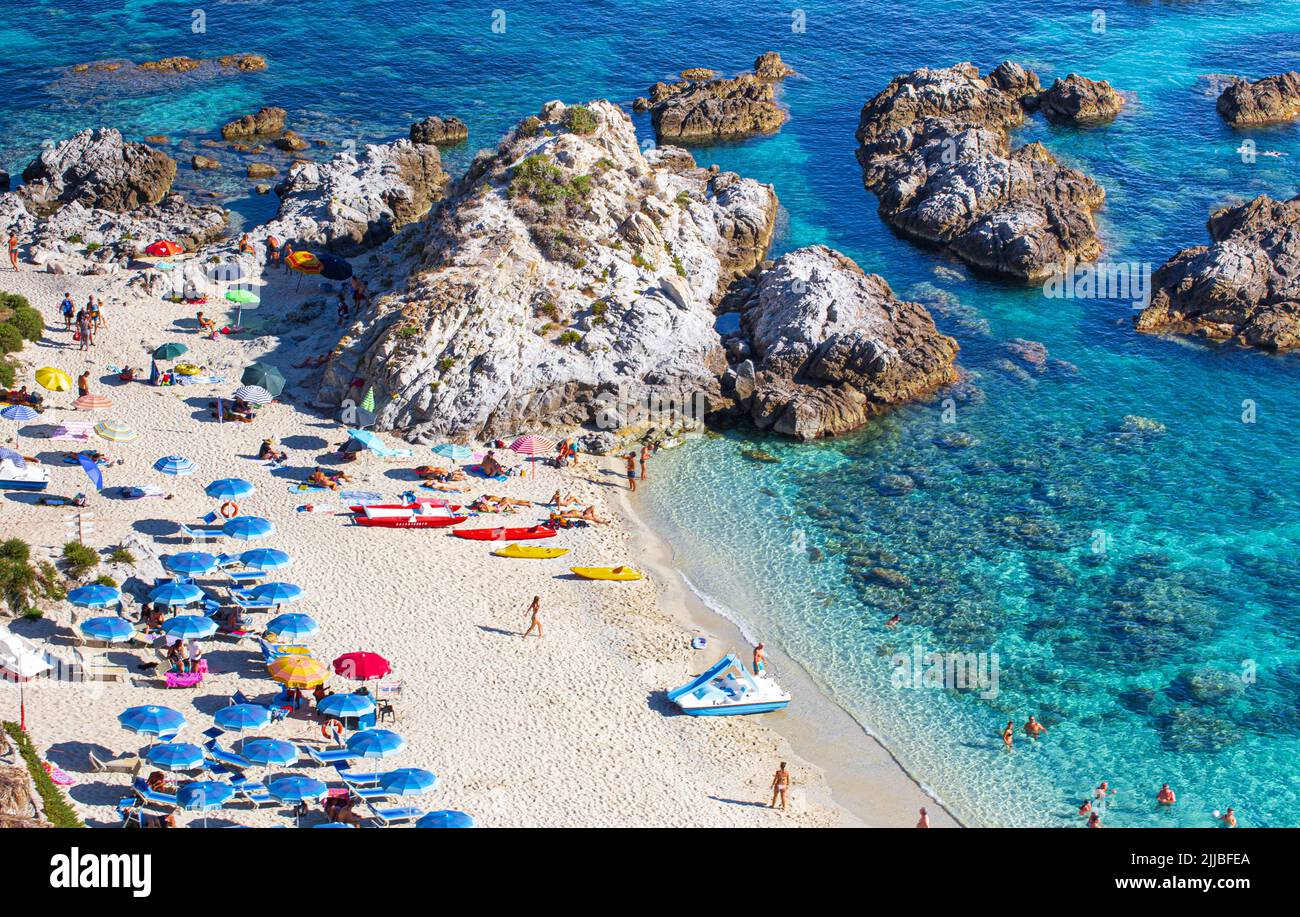 Playa de Capo Vaticano con rocas de la colina, Calabria, Italia Foto de stock