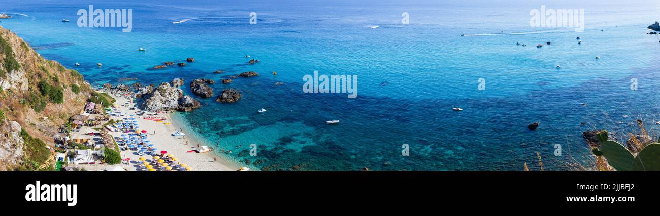 Paisaje marino panorámico con playa en Capo Vaticano, Calabria, Italia Foto de stock