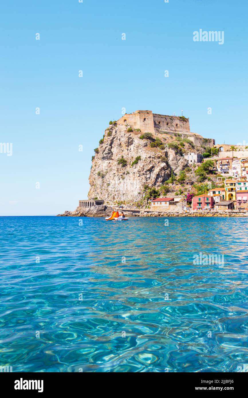 Aguas cristalinas del mar Mediterráneo turquesa en el castillo Ruffo di Scilla en verano Foto de stock