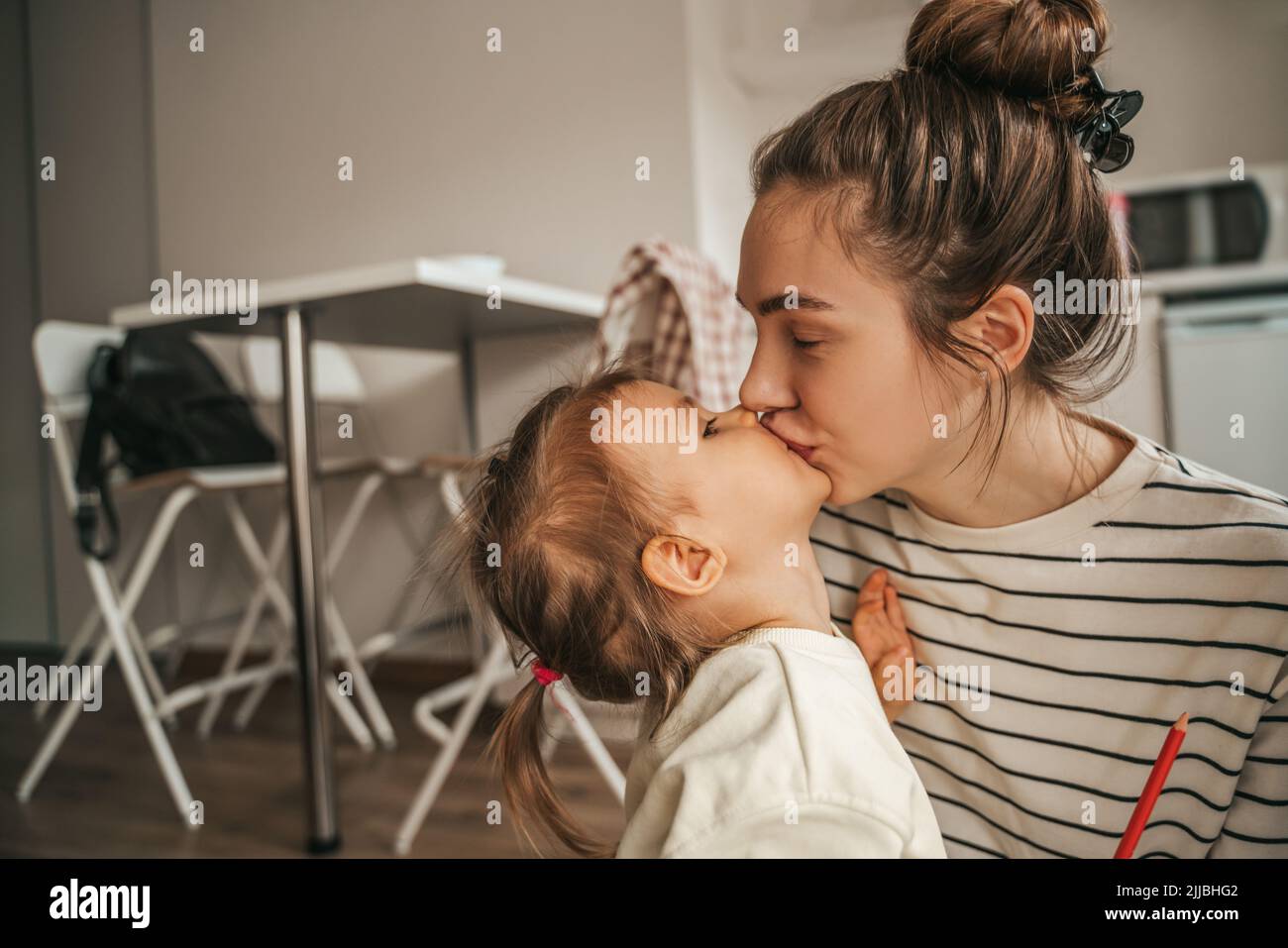 Mother and daughter kissing on the lips fotografías e imágenes de alta resolución Alamy