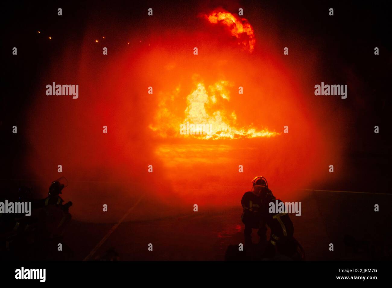 Hombre Que Usa Extintor Para Apagar El Fuego Del Horno Foto de archivo -  Imagen de horno, desastre: 211513940