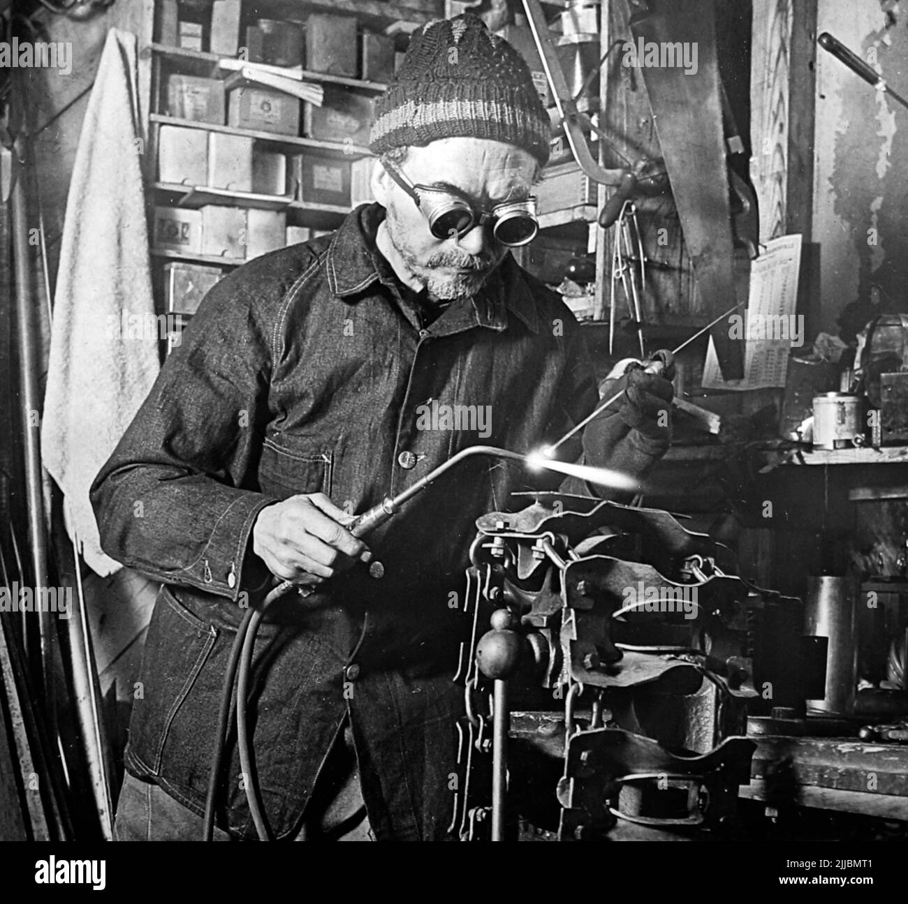 Victor Czegka en el taller de máquinas, Expedición Antártica Byrd Foto de stock