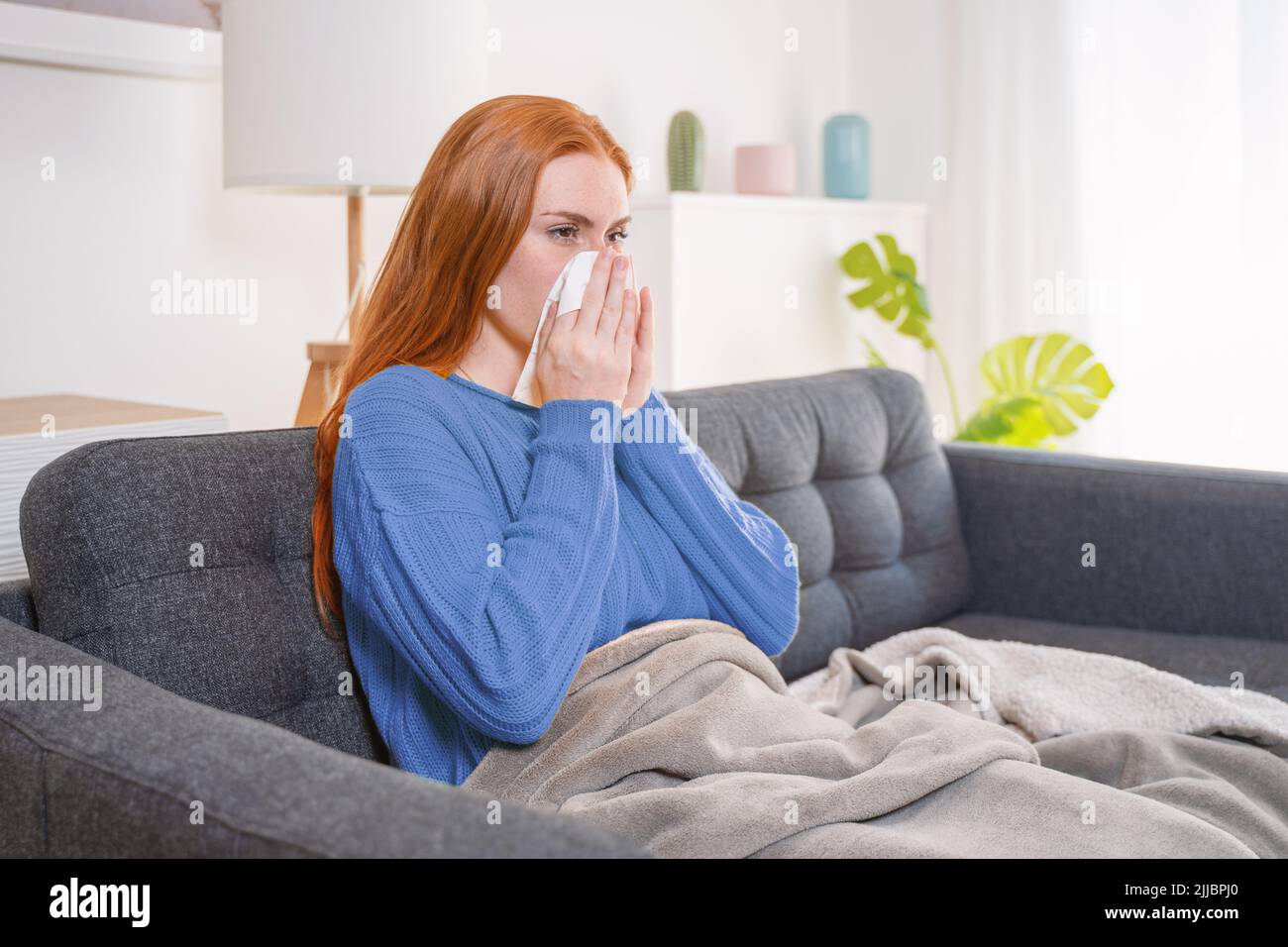 Mujer enferma con síntomas de fiebre en casa Foto de stock