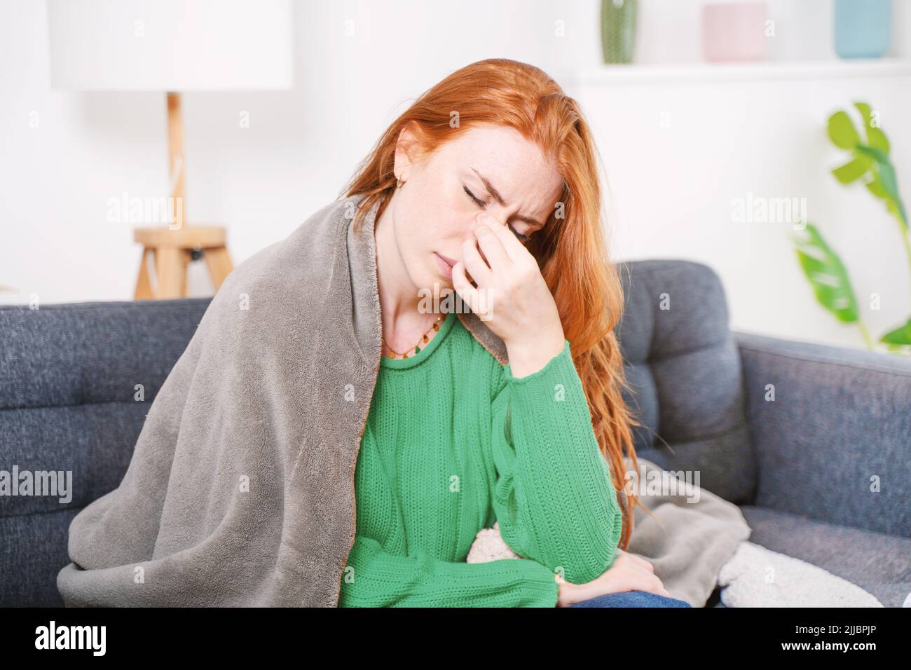 Una mujer enferma que sufre síntomas de gripe en casa Foto de stock