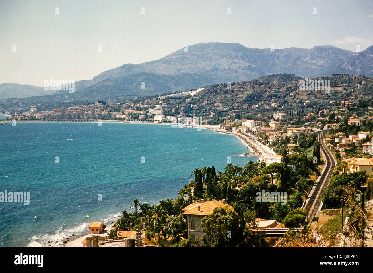 Vista desde Ponte de Luigi, costa del mar Mediterráneo, Riviera Francesa, Menton, Francia 1959 Foto de stock