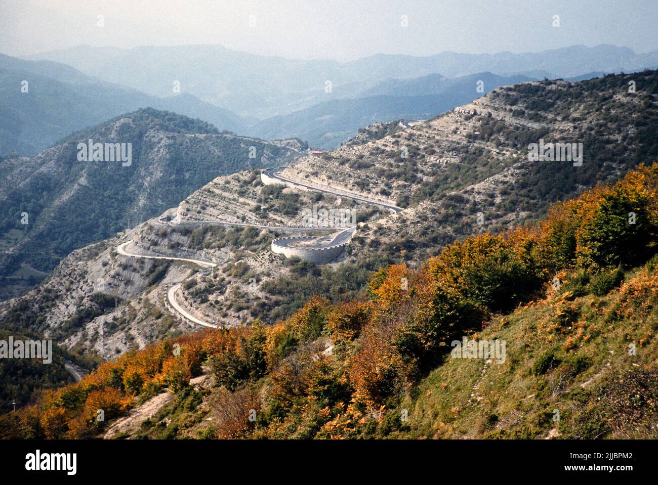 Esquinas de cambio de horquilla en la carretera de paso de montaña, Passo del Muraglione, Toscana, Italia 1959 Foto de stock