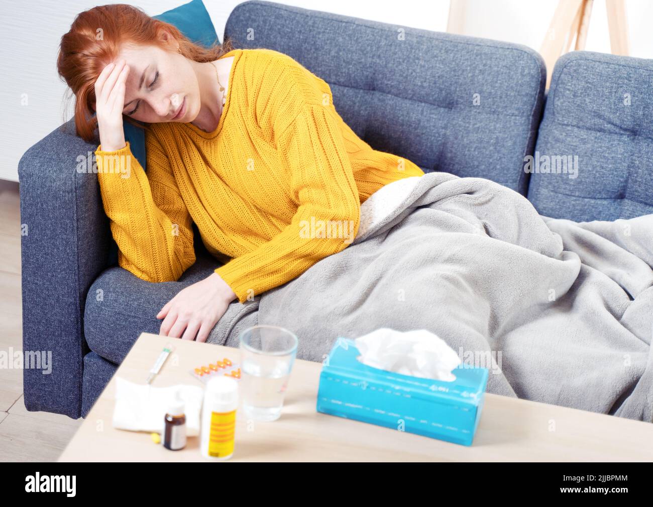 Una mujer enferma que sufre síntomas de gripe en casa Foto de stock