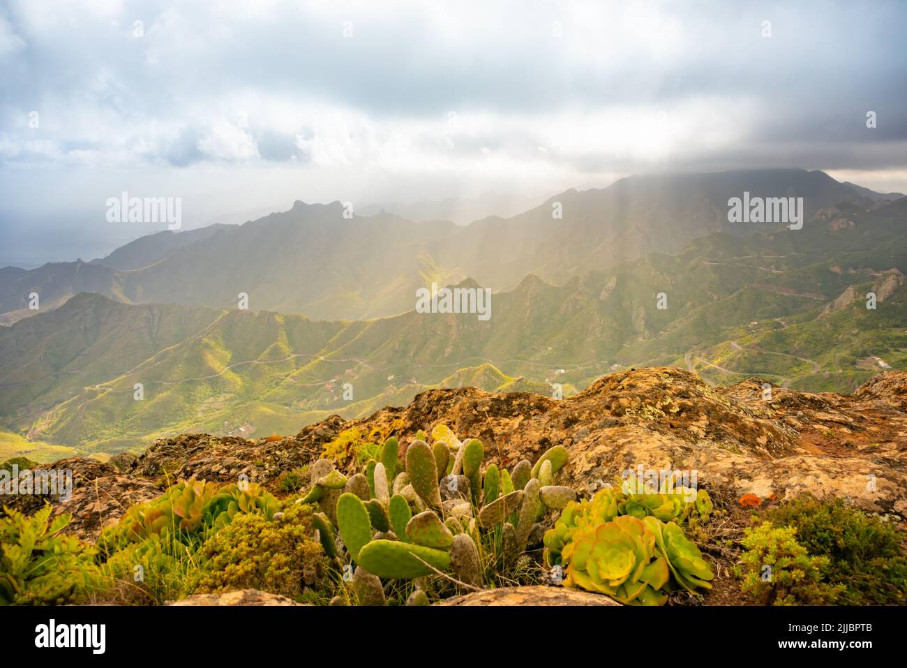 Puesta de sol en las montañas de Anaga, Taganana, Tenerife Foto de stock