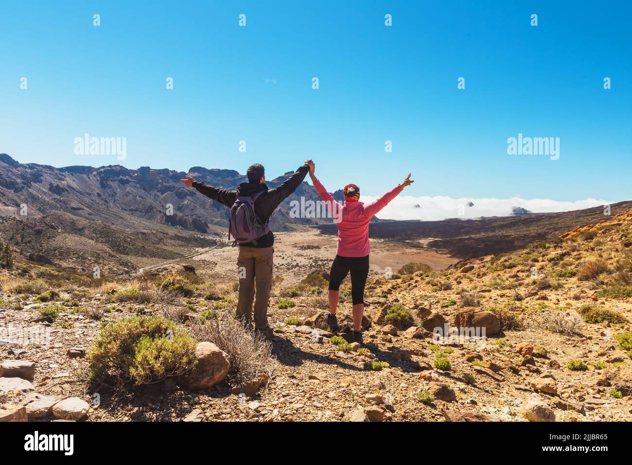 pareja deportiva en la cima de la montaña. Tenerife Canarias Foto de stock