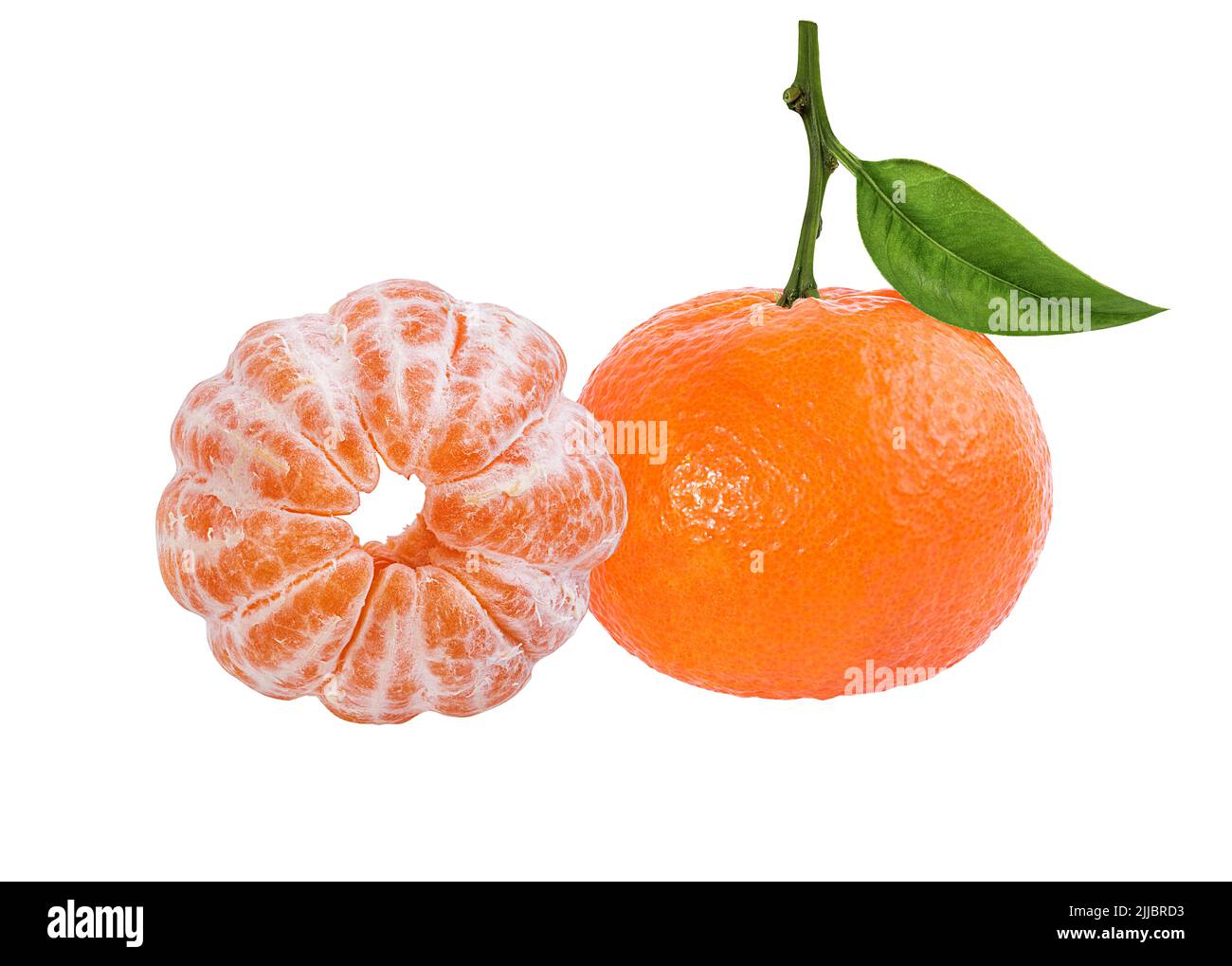 Mandarina, cítricos mandarina, con hoja aislada sobre fondo blanco Foto de stock