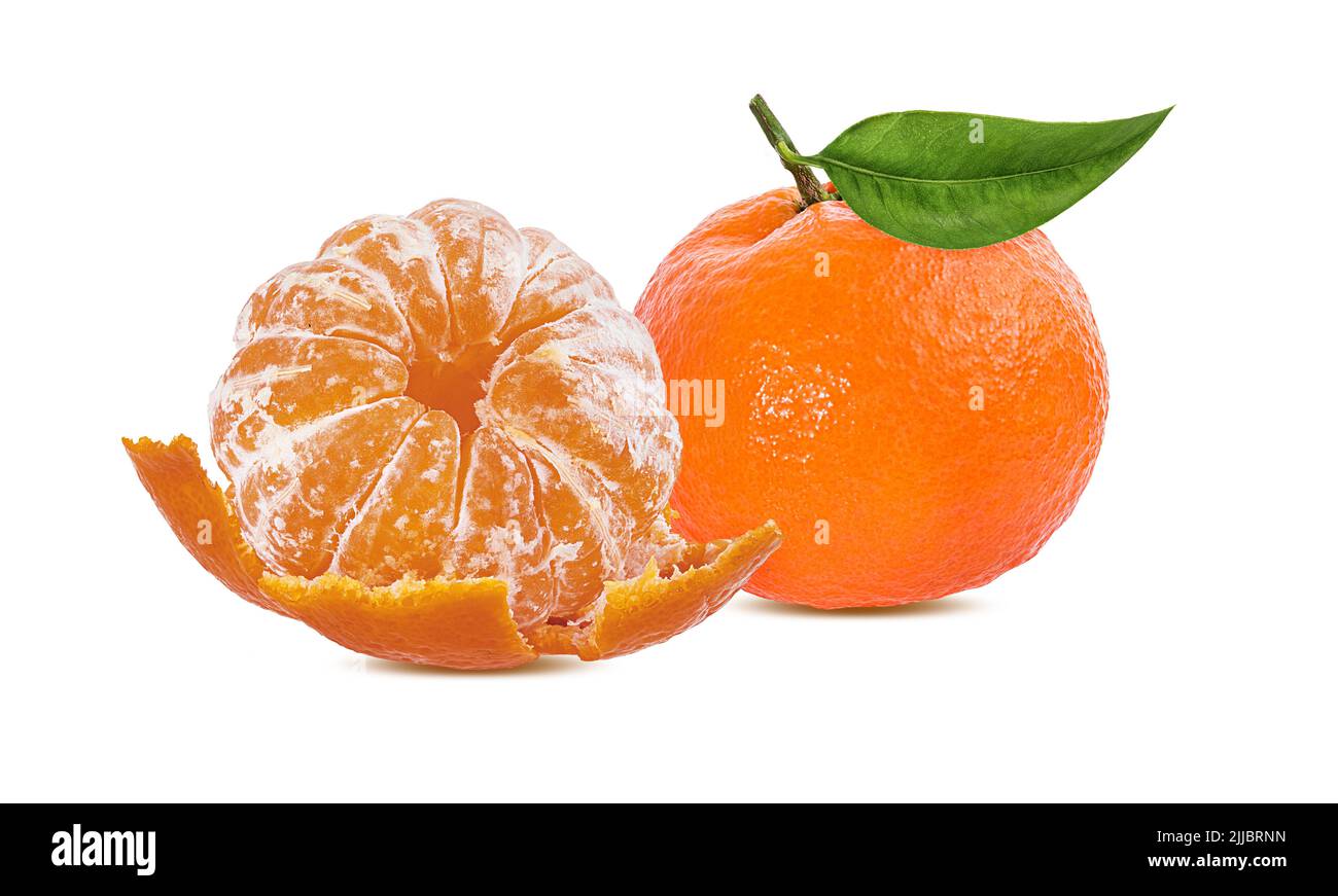 Mandarina, cítricos mandarina, con hoja aislada sobre fondo blanco Foto de stock