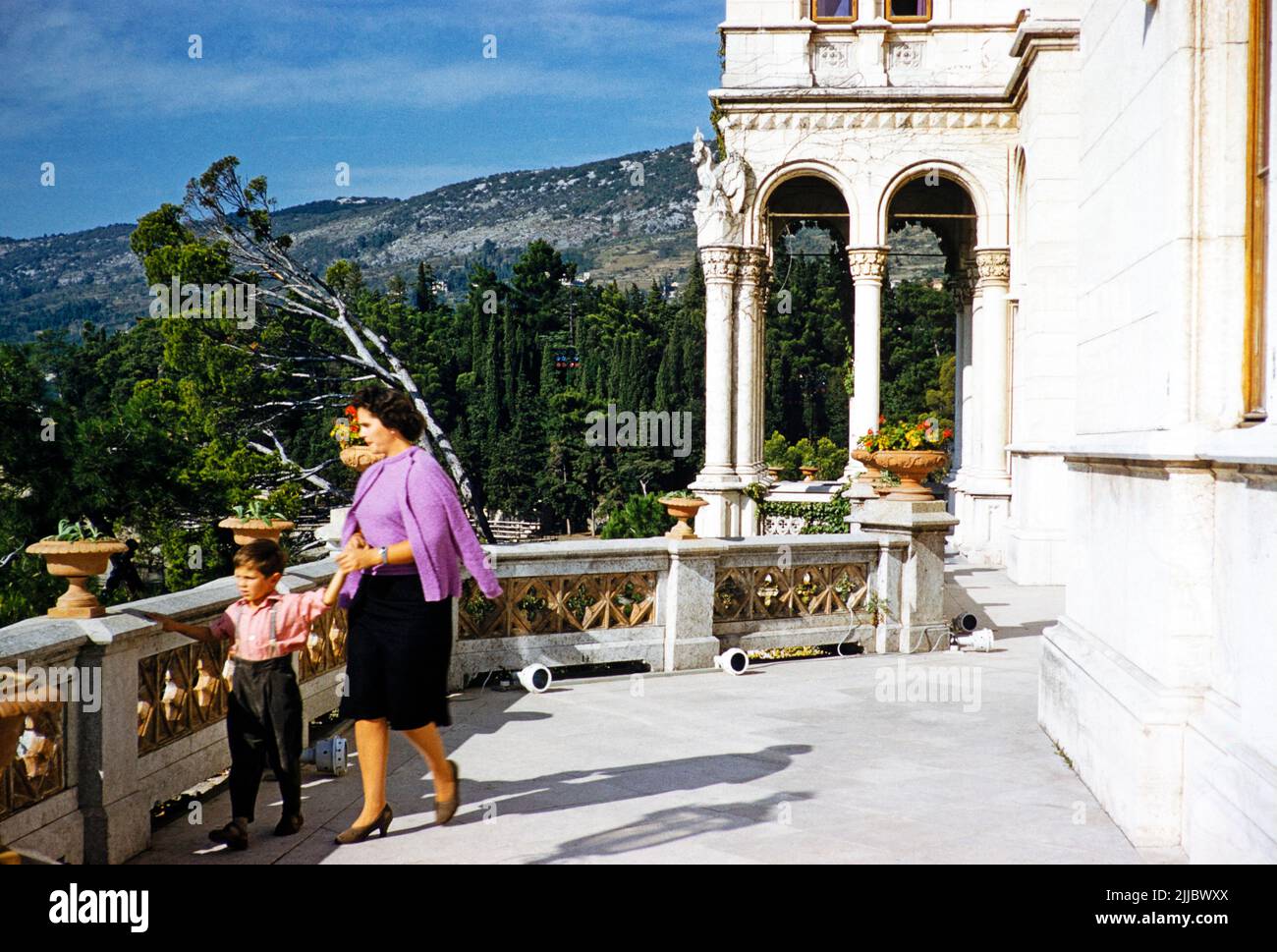 Madre e hijo en el balcón del castillo Miramare, Trieste, Italia 1959 Foto de stock