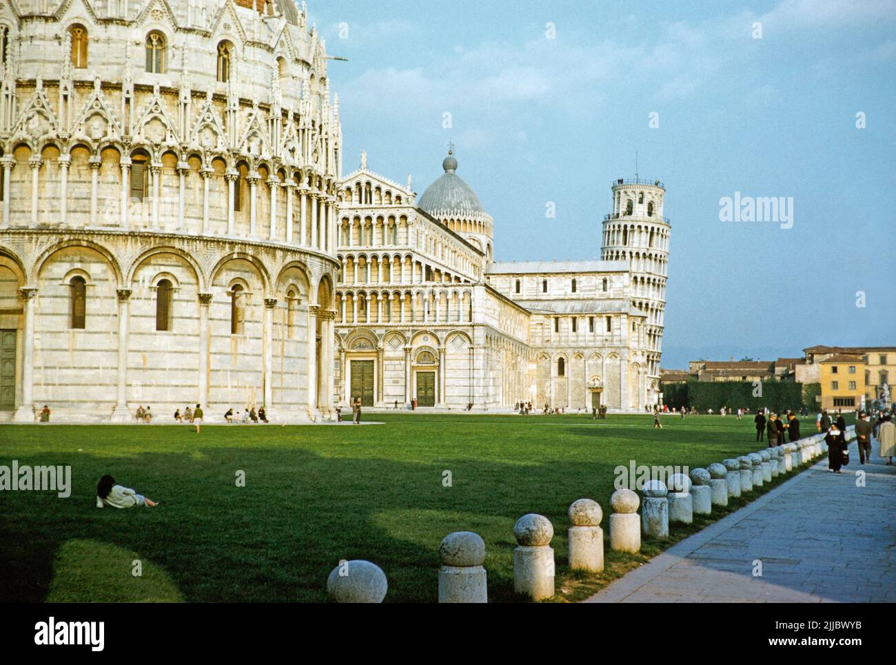 Torre inclinada campanile y la catedral duomo la arquitectura románica, Piazza del Duomo, Pisa, Italia, 1959 Foto de stock