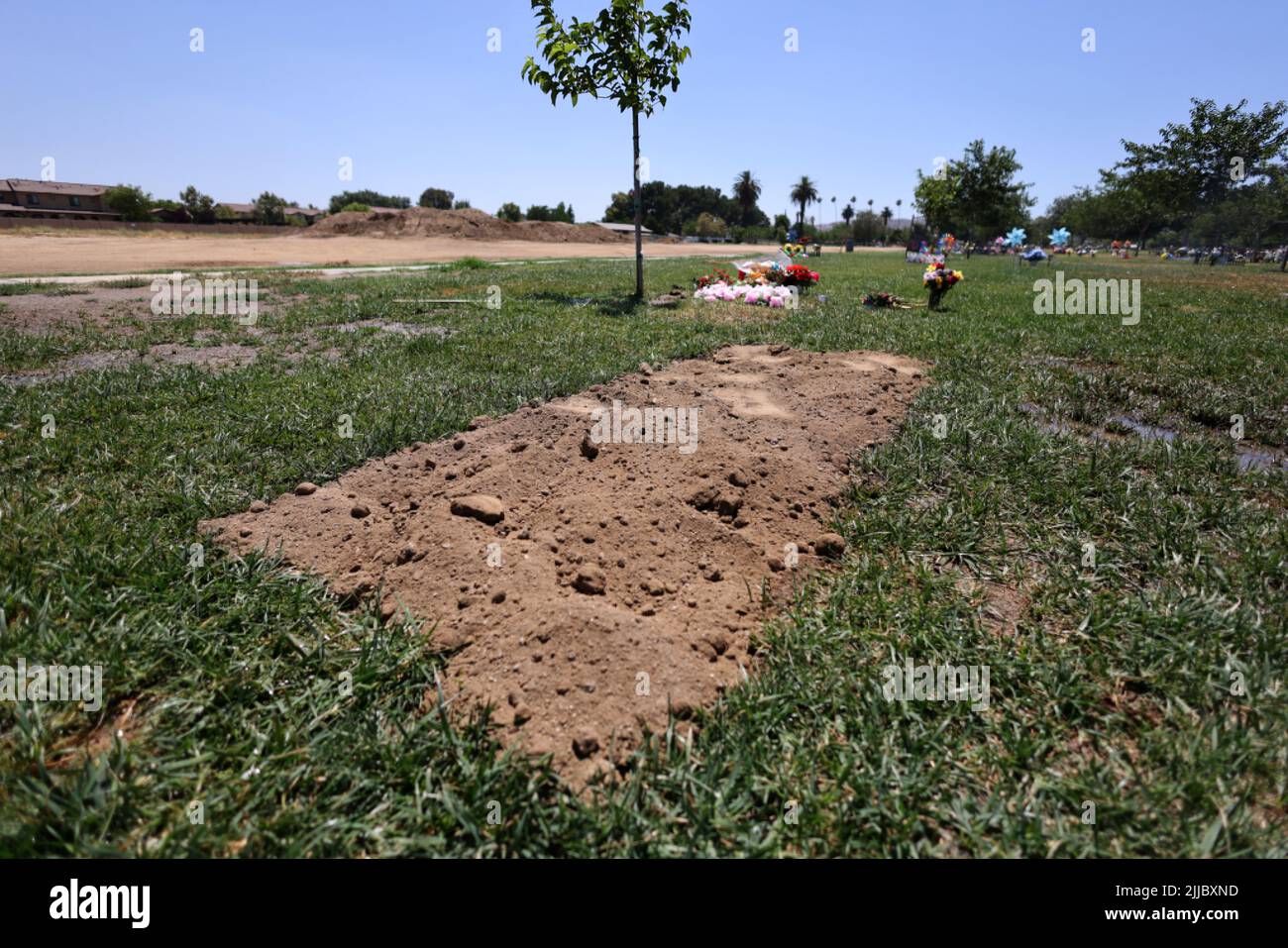 La tumba de Gerardo Avila se ve en el Cementerio Perris Valley en Perris, California, EE.UU., 12 de julio de 2022. REUTERS/Lucy Nicholson Foto de stock