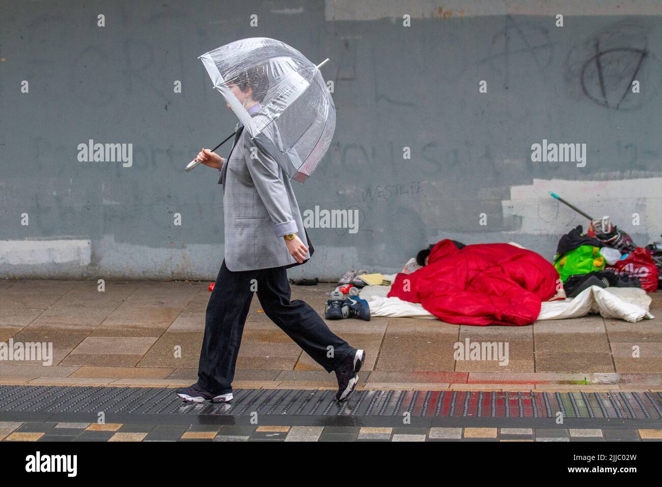 Preston, Lancashire. Tiempo en el Reino Unido 25 de julio de 2022. Un comienzo del día húmedo en Fishergate. Preston, tiendas y tiendas en el centro de la ciudad en un día de verano. Crédito; MediaWorldImages/AlamyLiveNews Foto de stock