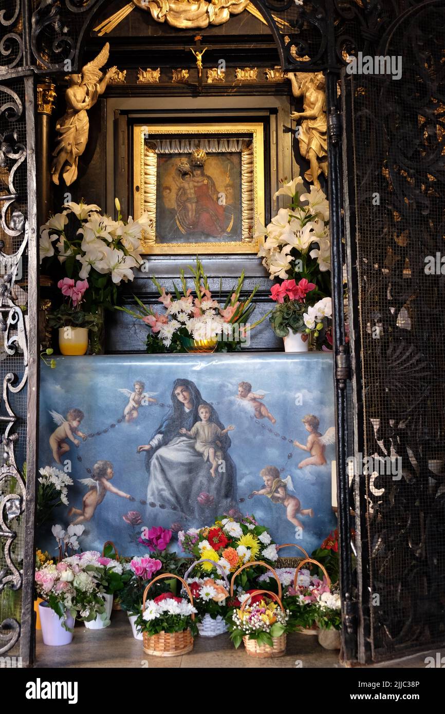 Monumentos famosos, puerta de piedra, altar en la capilla de la Madre de Dios de la Puerta de Piedra con la pintura legendaria, Zagreb, Croacia Foto de stock
