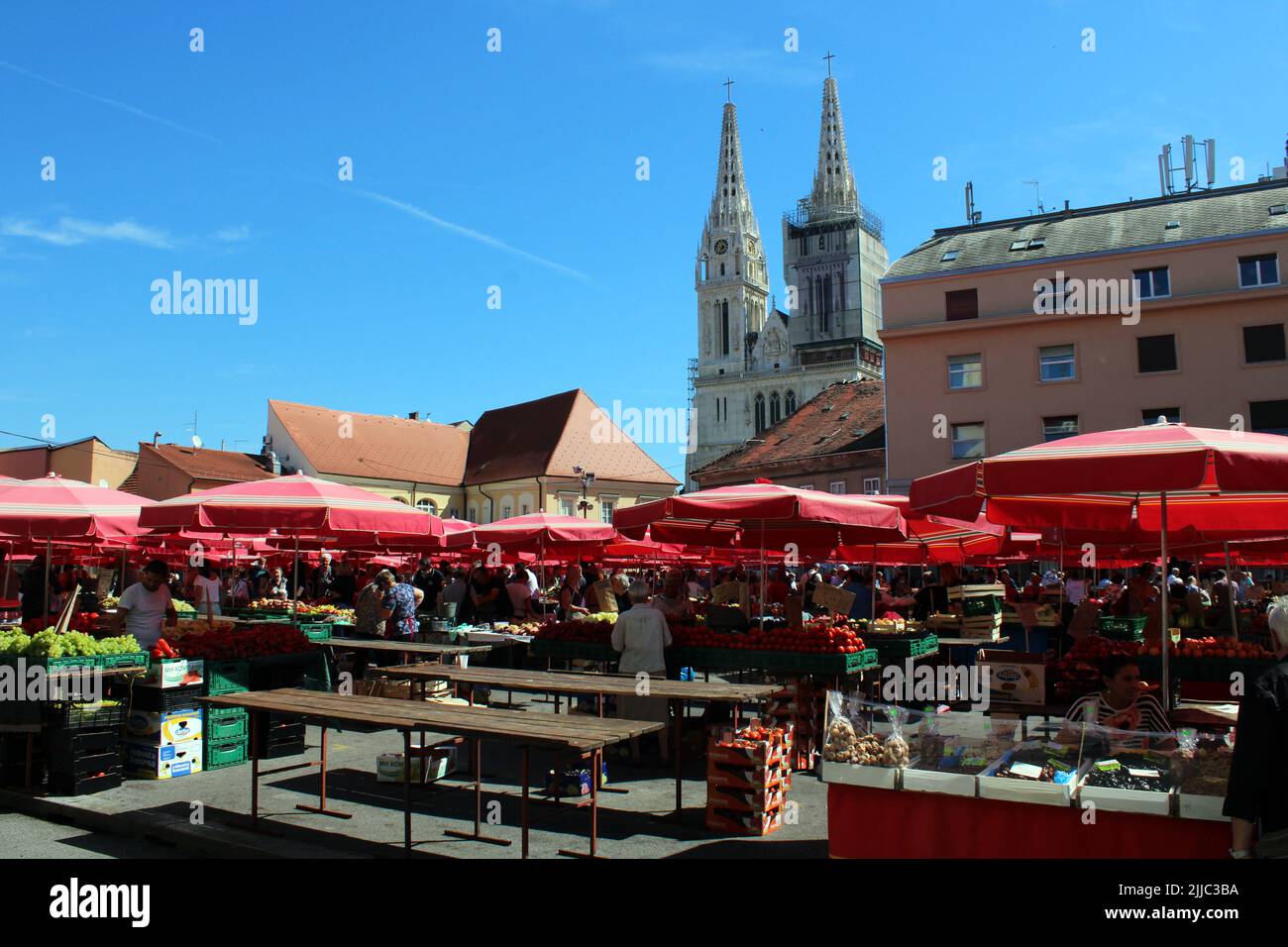 Lugares famosos, el mercado principal de la ciudad Dolac con la catedral en el fondo, Zagreb, Croacia Foto de stock
