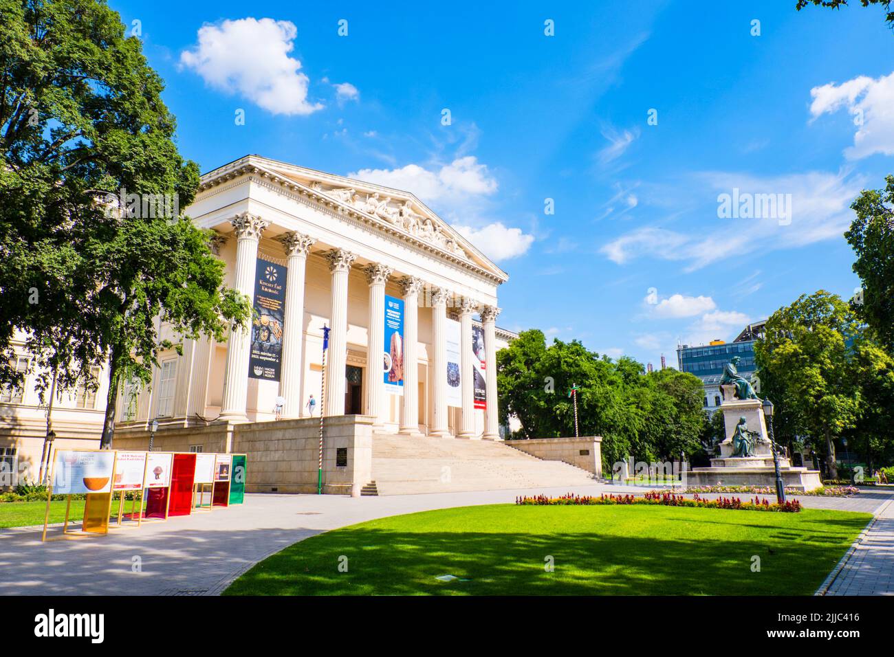 Magyar Nemzeti Múzeum, Museo Nacional de Hungría, Palota Negyed, Budapest, Hungría Foto de stock