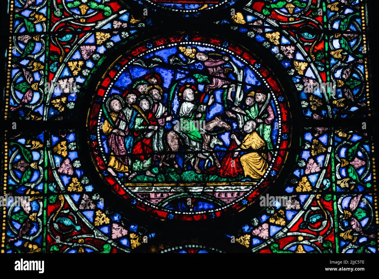 Vidrieras medievales en la Catedral de Canterbury, Kent, Reino Unido Foto de stock