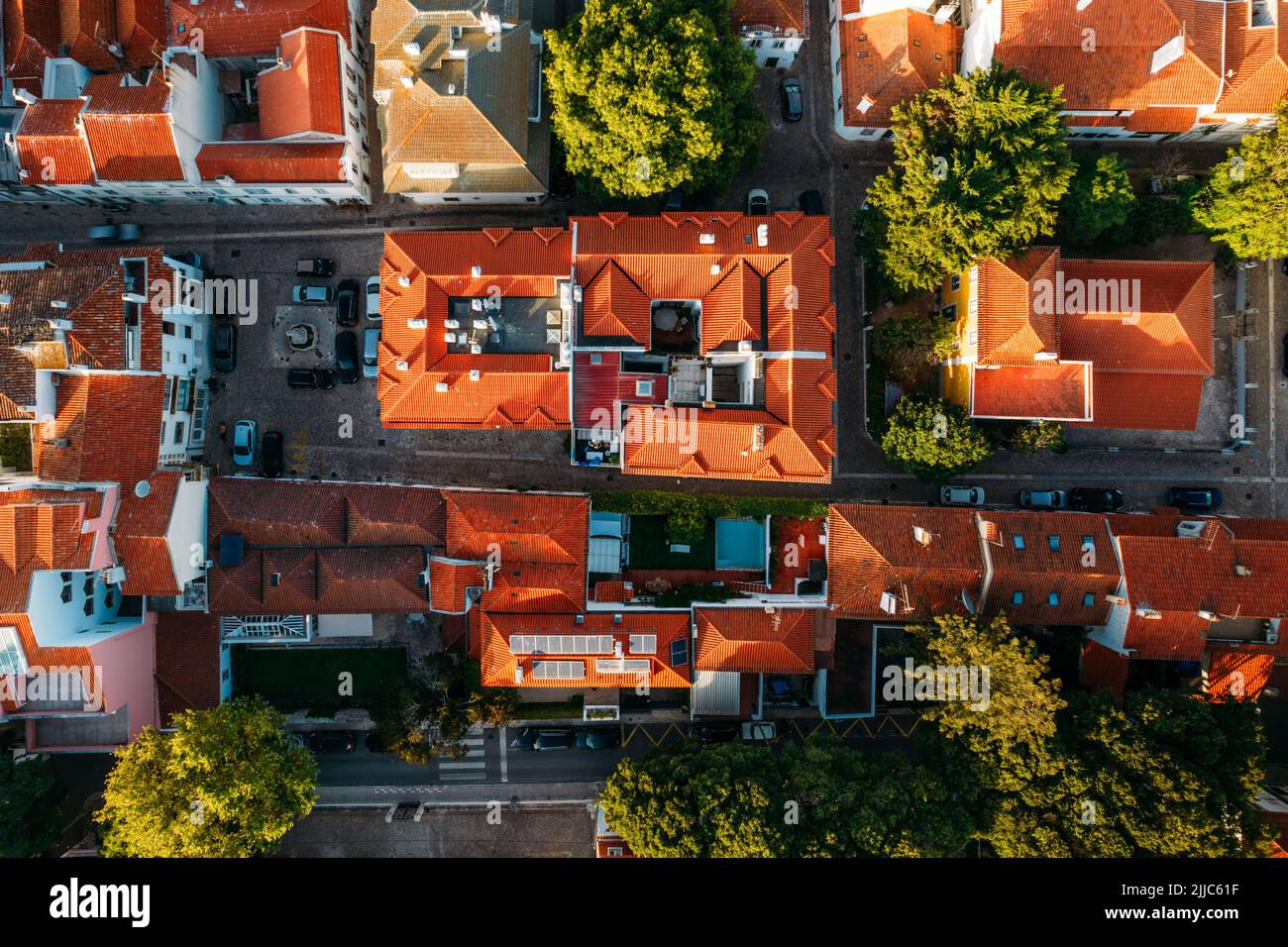 Arriba Vista de tejados de color naranja y calles estrechas en el centro histórico de Cascais, Portugal Foto de stock