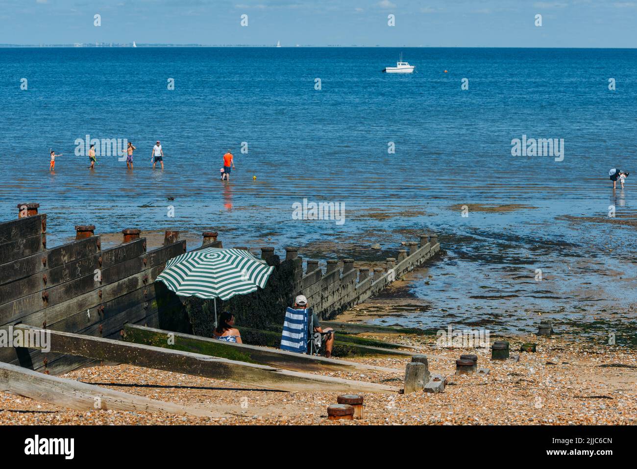 Whitstable, Reino Unido - 16 de julio de 2022: La gente se relaja en la playa de Whitstable, Kent, Reino Unido en un caluroso día de verano Foto de stock