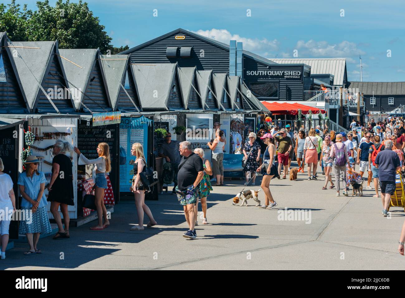 Whitstable, Reino Unido - 16 de julio de 2022: Ocupado mercado del puerto de Whitstable en un día de verano Foto de stock