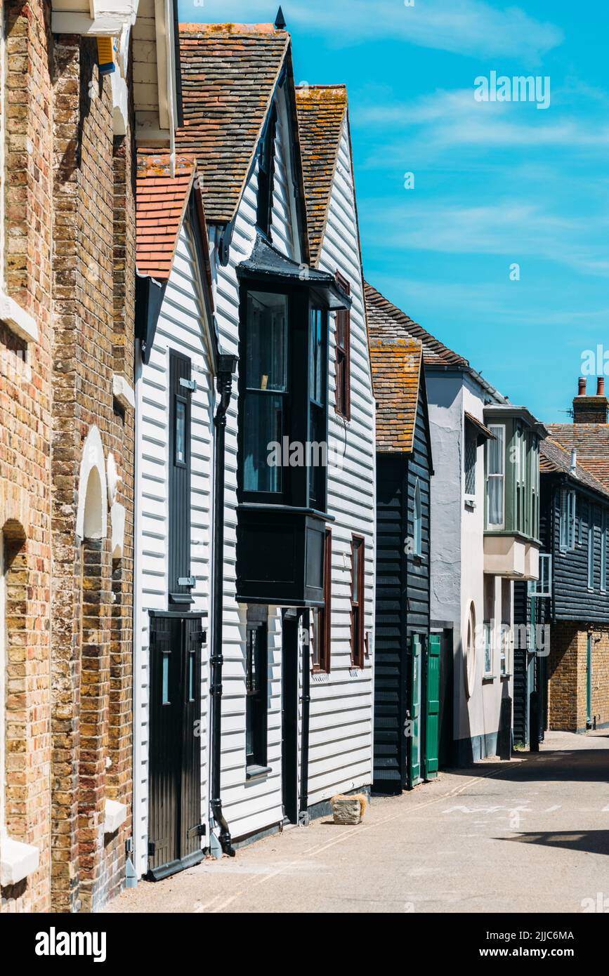 Calle vacía en Whitstable, Kent, Reino Unido, con casas tradicionales Foto de stock