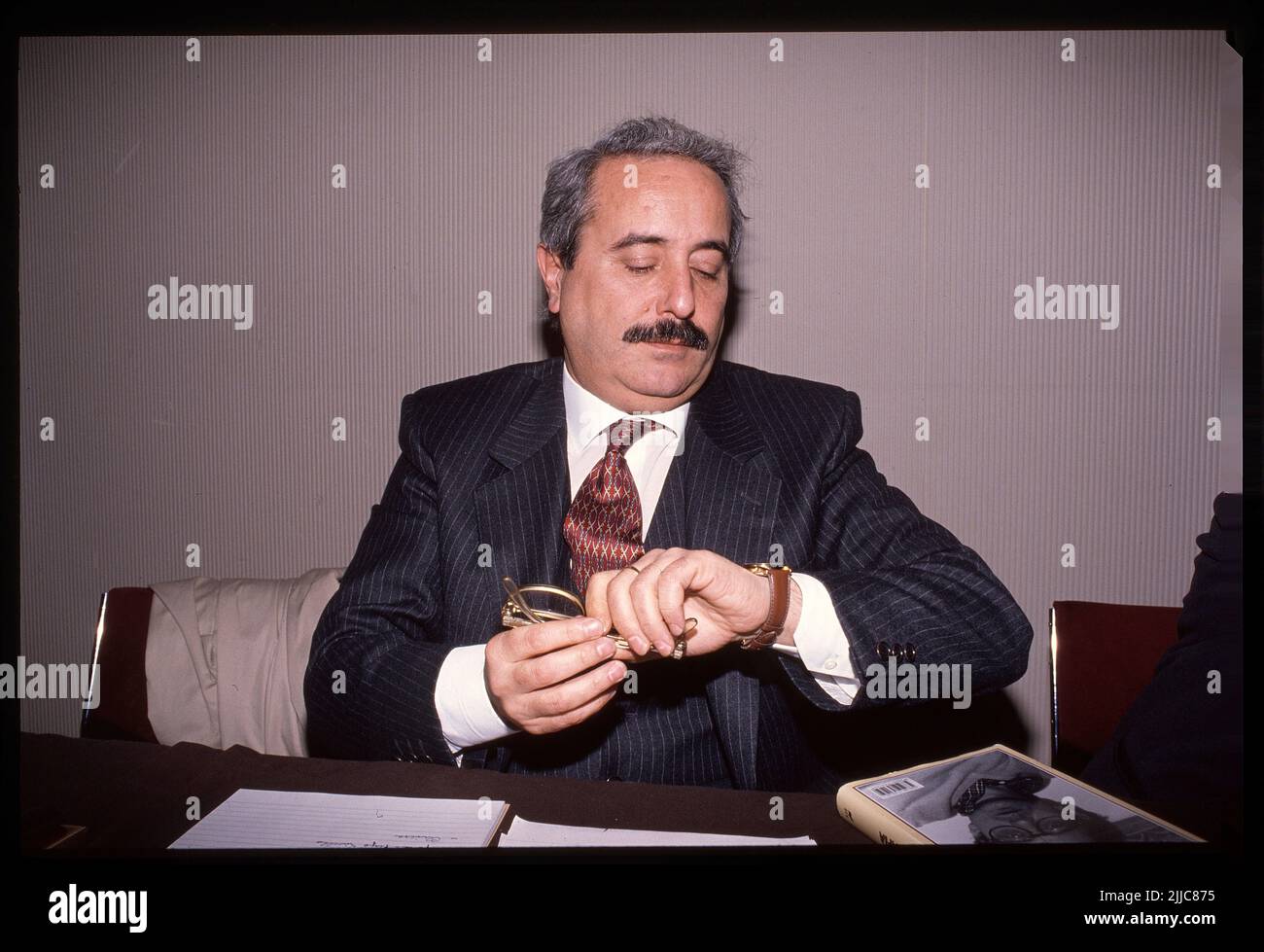 El magistrado italiano Giovanni Falcone mirando el reloj. Roma (Italia),  años 90. 1990s (Foto de Massimo Di Vita/Mondadori Portfolio/Sipa USA  Fotografía de stock - Alamy