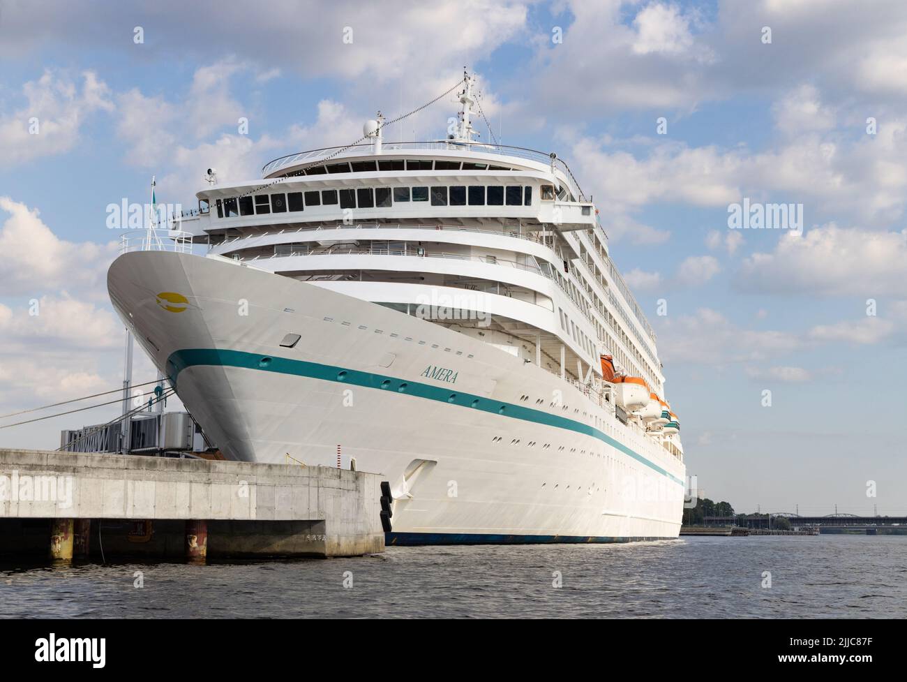 Baltic Cruise; crucero MS Amera de la línea de cruceros Phoenix Reisen amarrado en el puerto de Riga, Riga Letonia Foto de stock