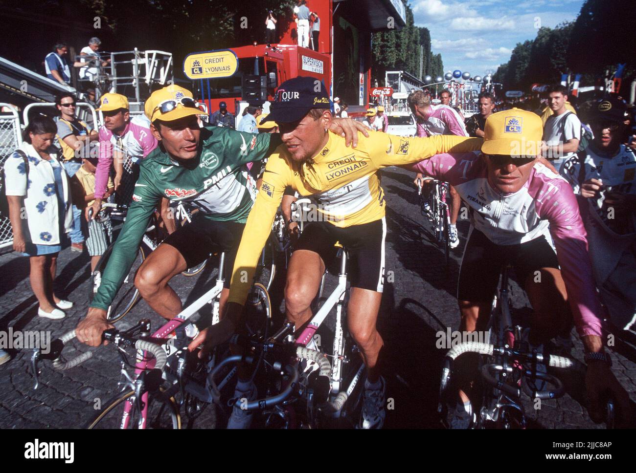 FOTO DE ARCHIVO: Hace 25 años, el 27 de julio de 1997, Jan ULLRICH ganó el  Tour de Francia, 03SN TourdeFrance 1997SP.jpg por la izquierda. Erik ZABEL,  Alemania, Team Telekom, en la