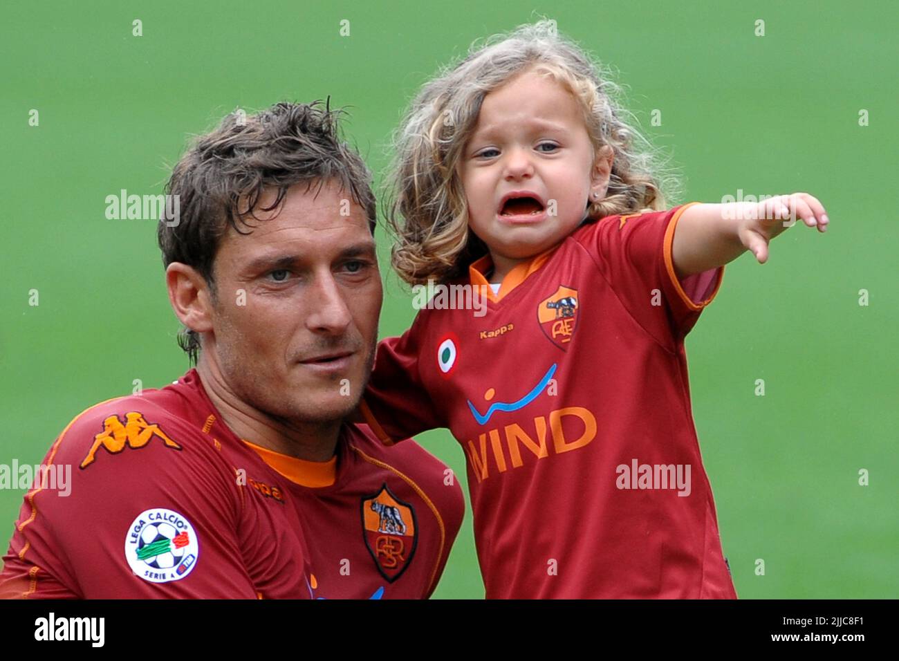 El futbolista italiano Francesco Totti con su hija Chanel en el Stadio  Olimpico durante el último partido de liga. Roma (Italia), 31st de mayo de  2009 (Foto de Massimo Insabato/Mondadori Portfolio/Sipa USA