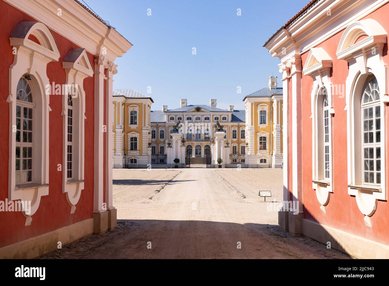 Palacio Rundale, Letonia; un palacio barroco del siglo 18th construido por Ernst Johann von Biron en la década de 1700s, ahora un museo y jardín, Letonia, Europa Foto de stock