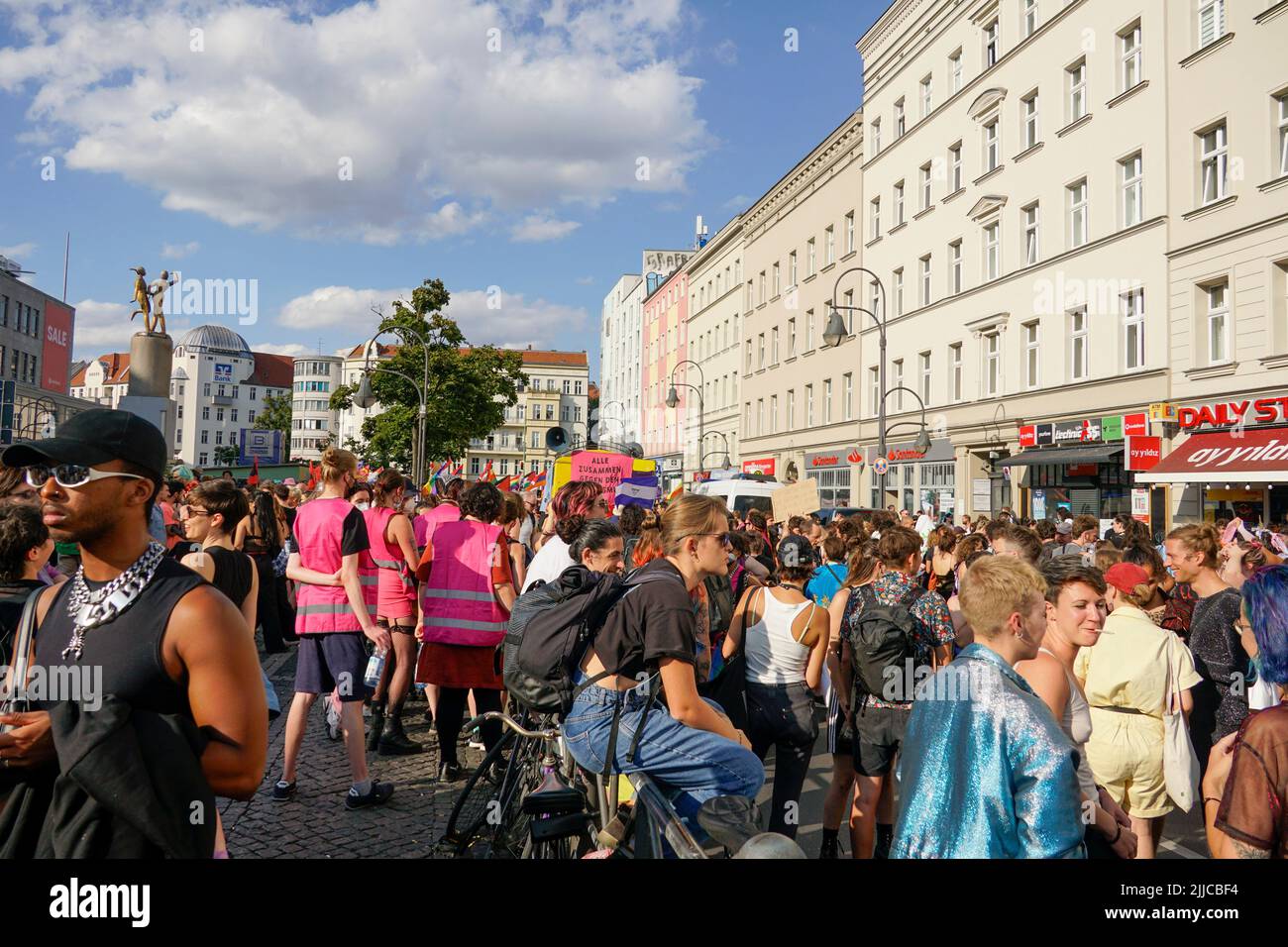 Demo Hermannplatz , Internationlistische Queer Pride, 23.07.2022, Foto de stock