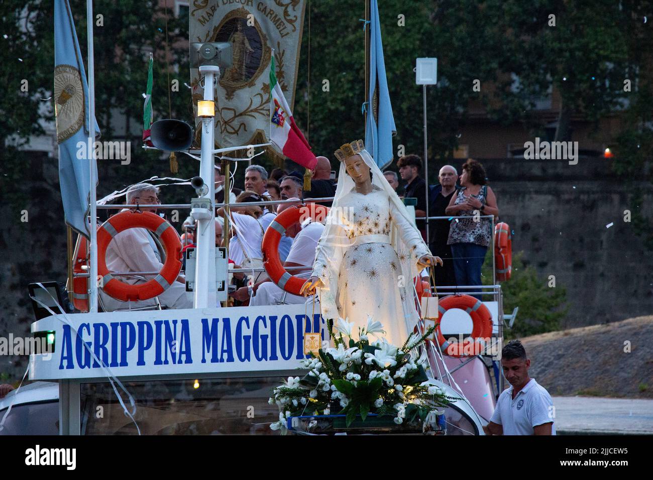 Roma fiume Tevere ponte Garibaldi Processione della Madonna Fiumarola Foto de stock