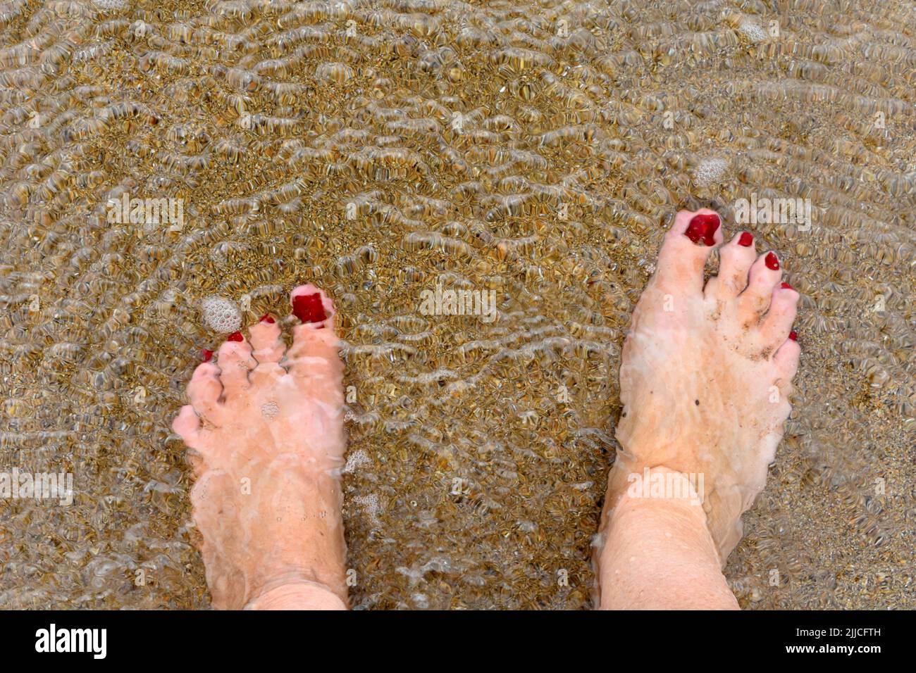 Par de pies remando en el mar, Broadhaven South Beach, Stackpole, Pembrokeshire, Gales Foto de stock