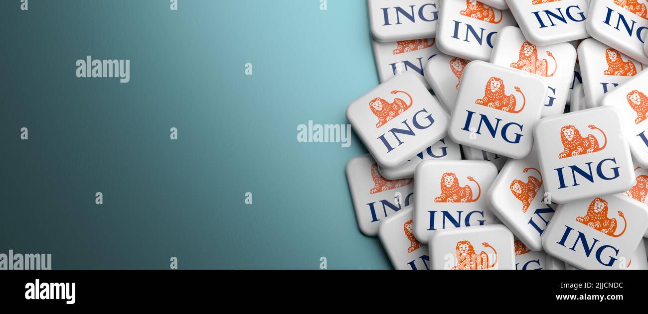 Logos de la compañía holandesa de servicios bancarios y financieros ING Group en un montón sobre una mesa. Espacio de copia. Formato de banner web. Foto de stock