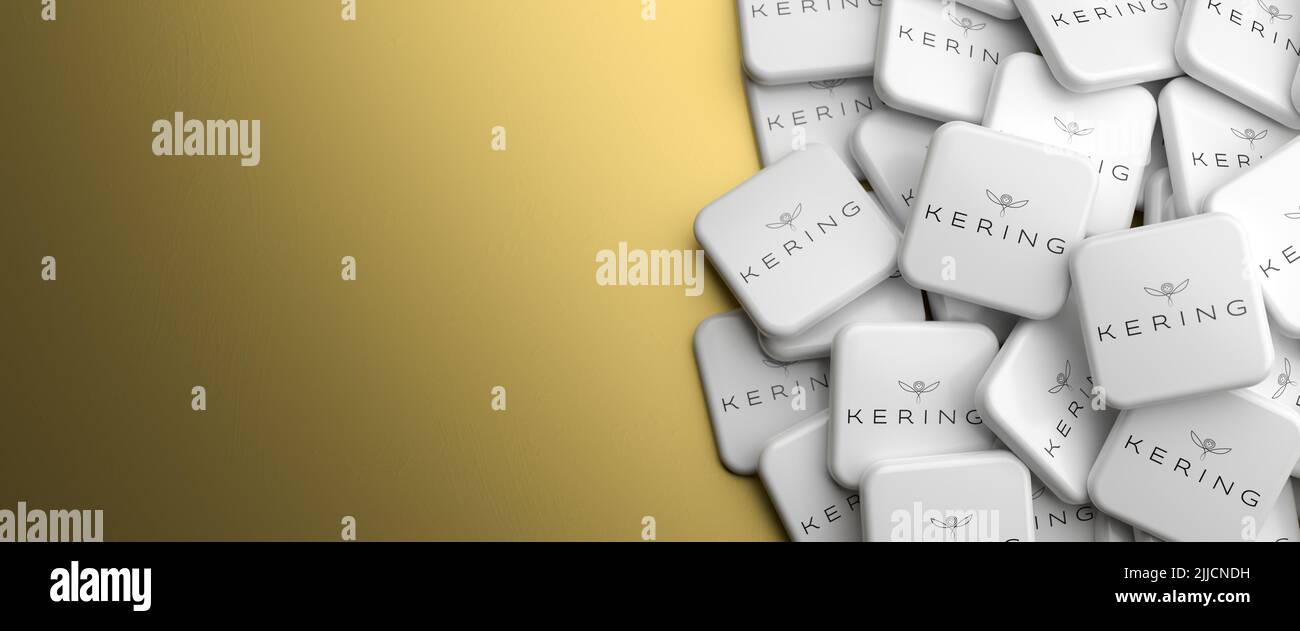 Logotipos de la empresa francesa de artículos de lujo Kering sobre un montón en una mesa. Espacio de copia. Formato de banner web. Foto de stock
