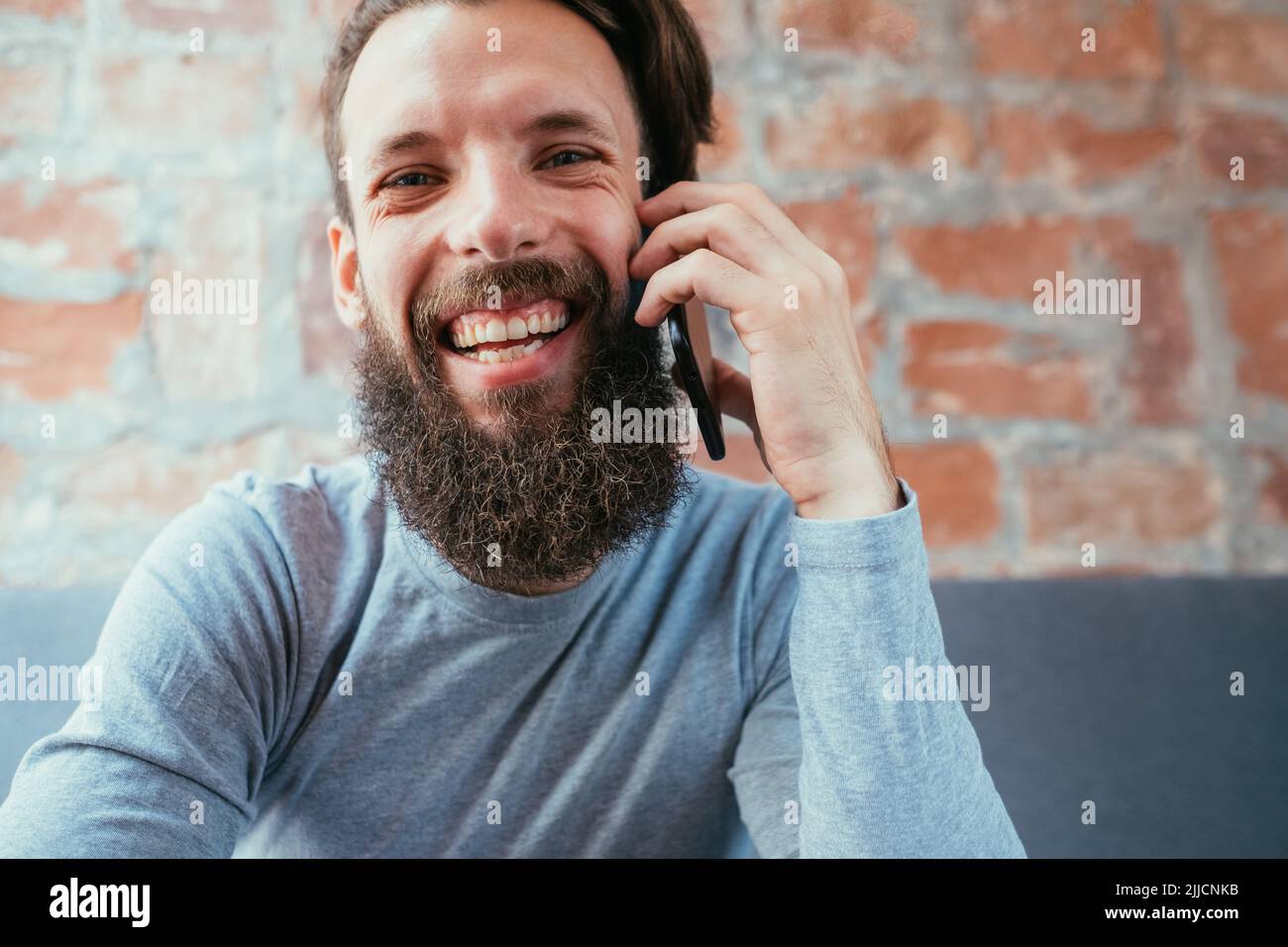 comunicación emoción feliz sonriente hombre hablar teléfono Foto de stock