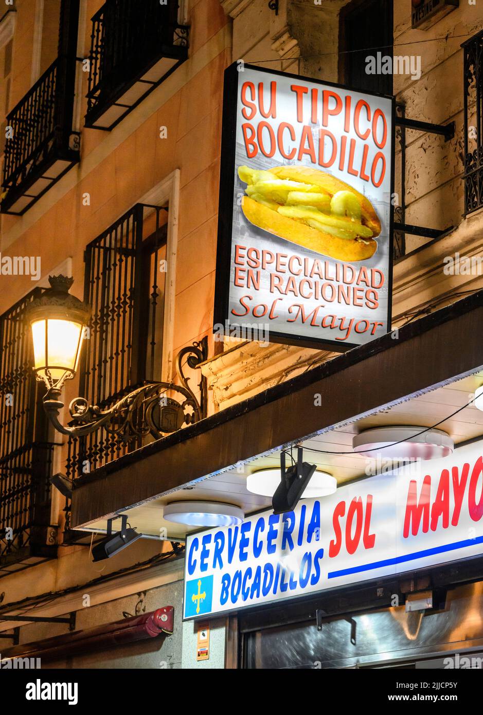 cervecería Sol Mayor, especializada en calamares bocadillos, calamar frito en rollitos, cerca de la Puerta del Sol, en el centro de Madrid. España Foto de stock