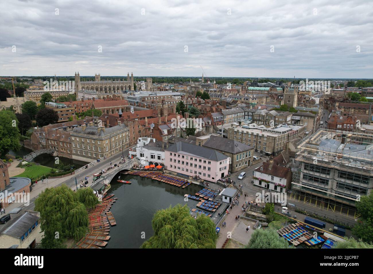 El centro de la ciudad de Cambridge mira desde el río Cam UK drone vista aérea Foto de stock