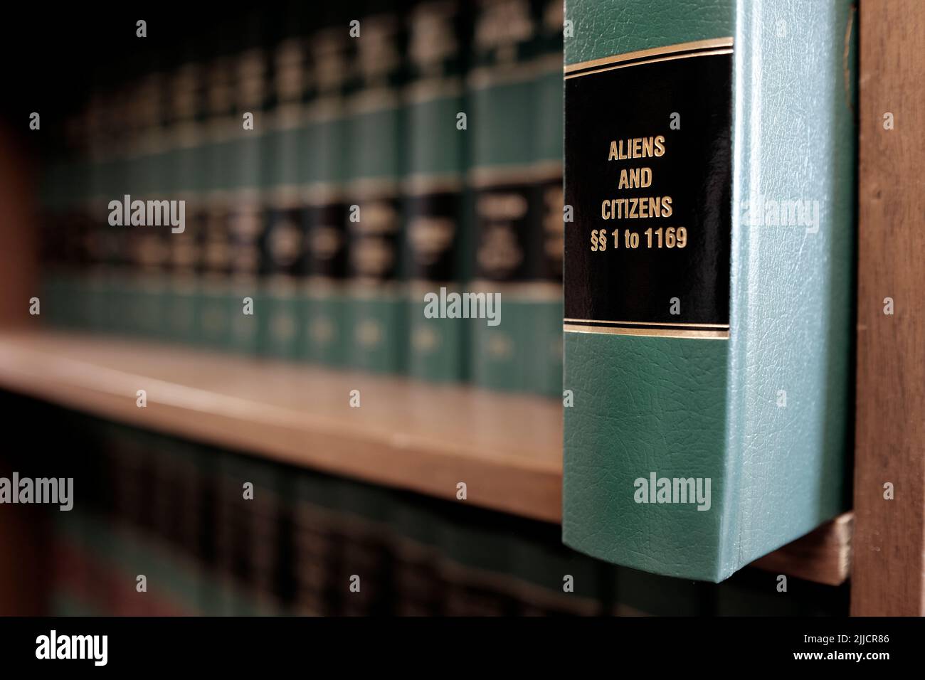 Lawbooks en el título de la estantería para el estudio del conocimiento jurídico Extranjeros y ciudadanos Foto de stock
