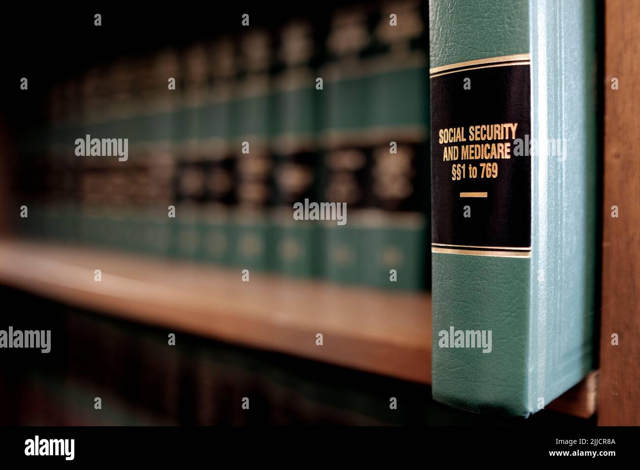 Lawbooks en el título de la estantería para el conocimiento legal del estudio Seguridad Social y Medicare Foto de stock