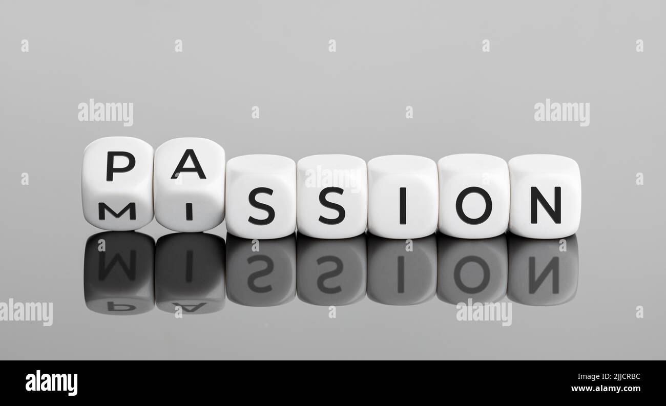 Haga su misión con el concepto de la pasión. Voltear bloques de cubo con palabras Foto de stock