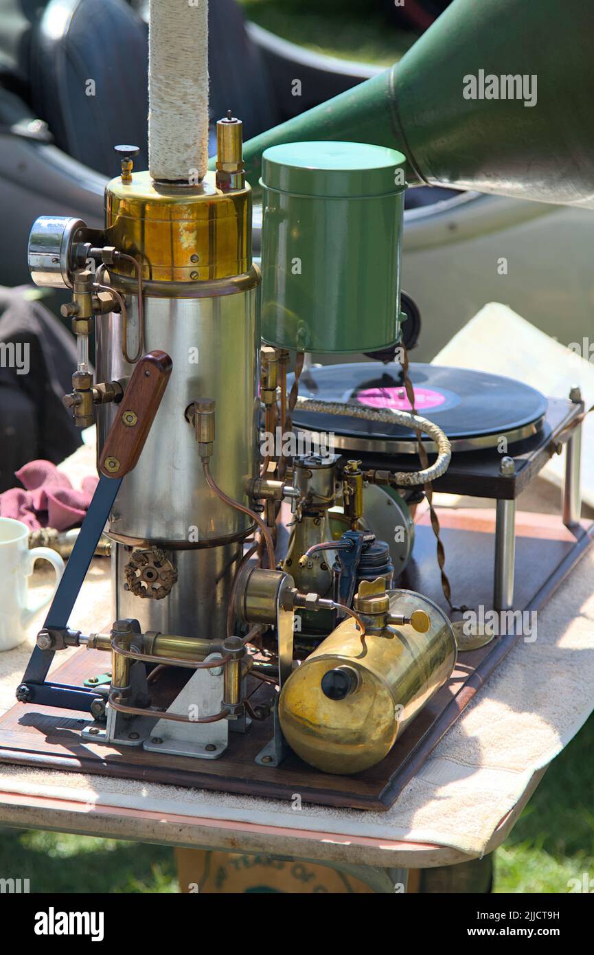 Ancient Old Steam Powered Vinyl Record Player Fonógrafo con Speaker Horn, Christchurch uk Foto de stock