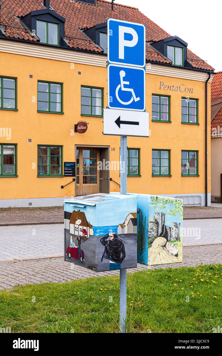 Contenedores de basura municipales pintados en Visby, en la isla de Gotland, en el mar Báltico frente a Suecia Foto de stock