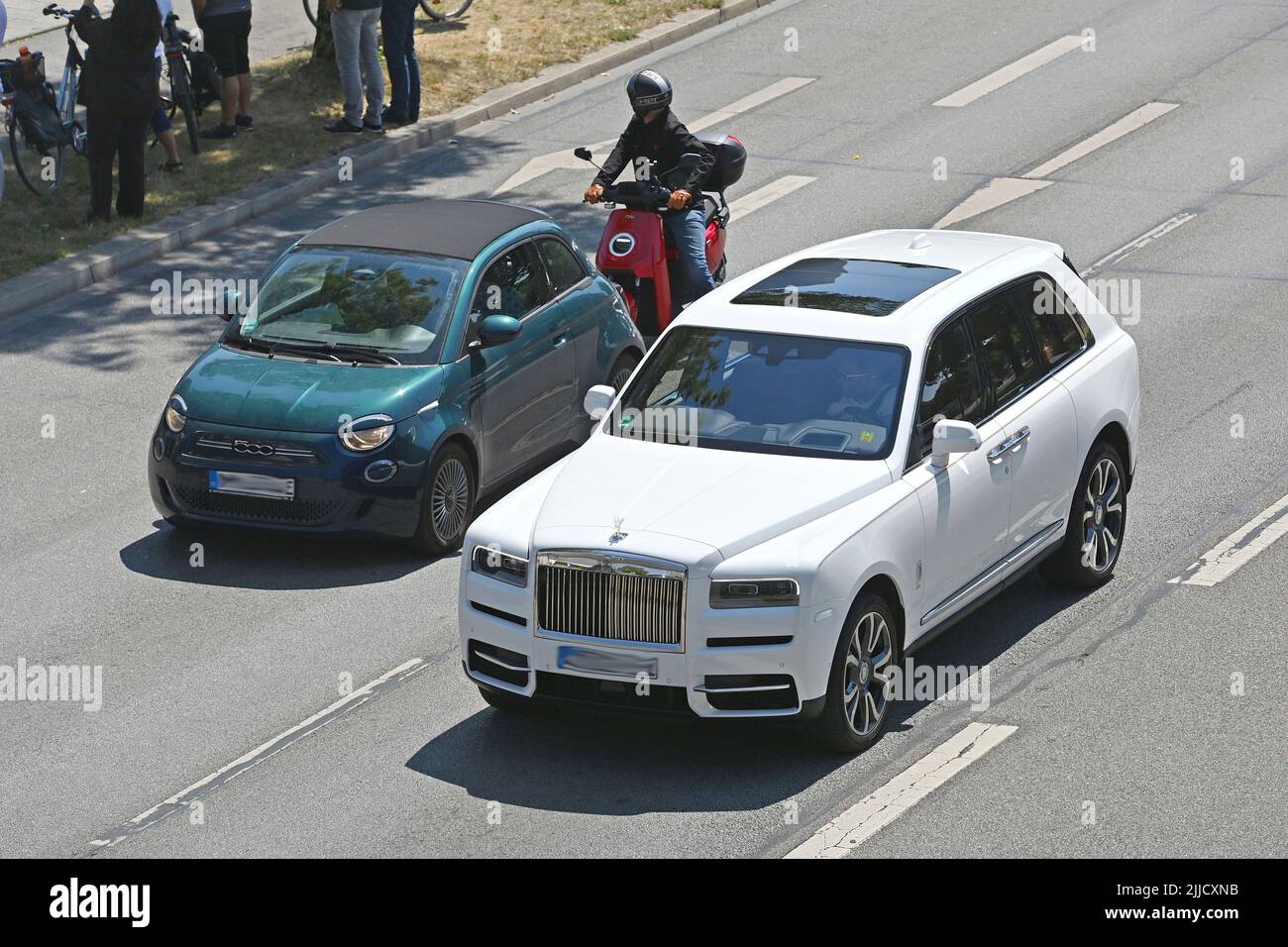 Múnich, Alemania. 22nd de julio de 2022. Tema de imagen GRANDE vs PEQUEÑO. Un SUV de lujo Rolls Royce Cullinan conduce al lado de un Fiat 500 pequeño coche, detrás conduce un scooter en una calle en Munich en 22.07.2022 ?SVEN SIMON Fotoagentur GmbH & Co. Pressefoto KG # Prinzess-Luise-Str.. 41 # 45479 M uelheim/R uhr # Tel. 0208/9413250 # Fax. 0208/9413260 # Banco GLS # BLZ 430 609 67 # Cuenta 4030 025 100 # IBAN DE75 4306 0967 4030 0251 00 # BIC GENODEM1GLS # www.svensimon.net. Crédito: dpa/Alamy Live News Foto de stock