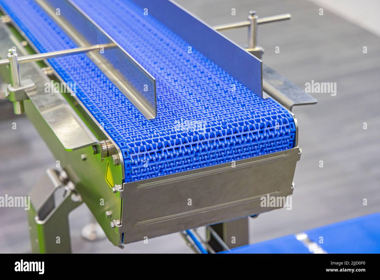 de plástico azul con guías Línea producción de fábrica de alimentos Fotografía de stock - Alamy