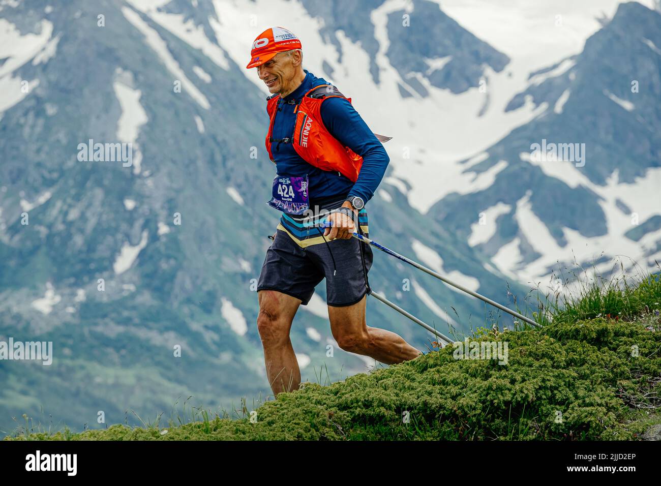 Arkhyz, Rusia - 2 de julio de 2022: Atleta masculino de senderismo de montaña en Arkhyz X Run Foto de stock